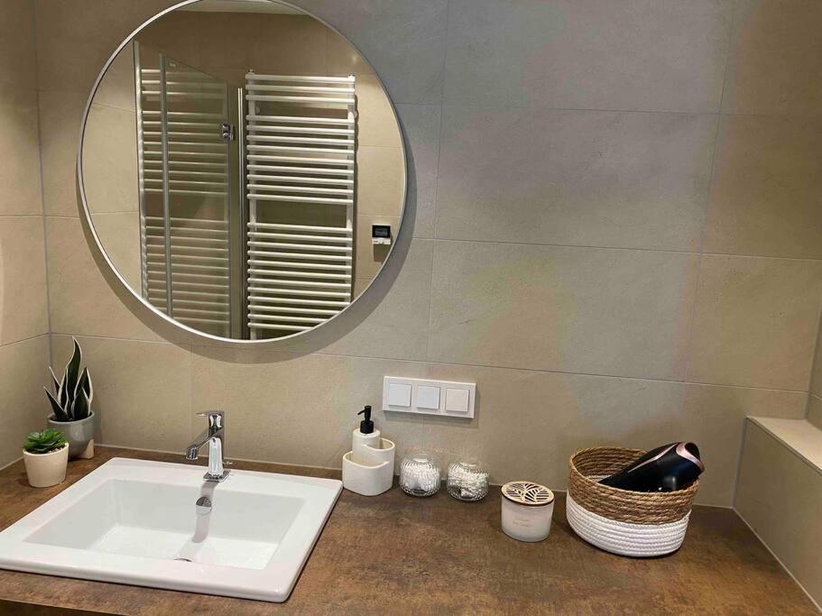 Modern Apartment Near Stadtpark Виена Екстериор снимка