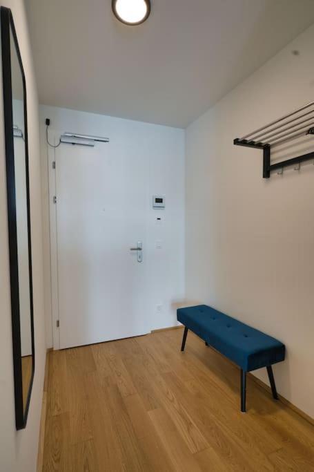 Modern Apartment Near Stadtpark Виена Екстериор снимка