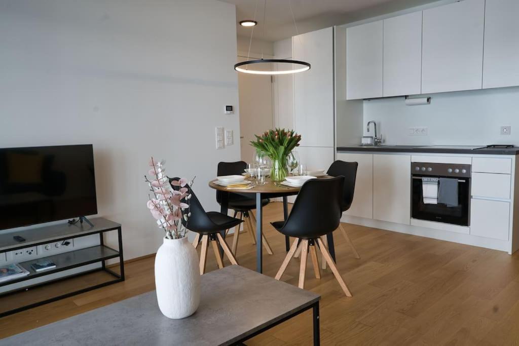 Modern Apartment Near Stadtpark Виена Екстериор снимка