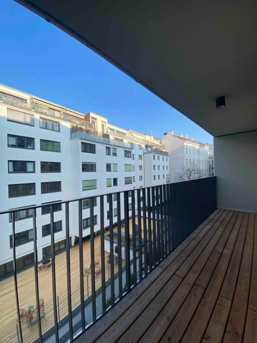 Modern Apartment Near Stadtpark Виена Екстериор снимка