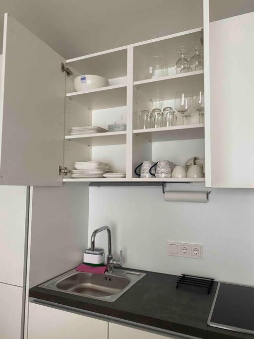 Modern Apartment Near Stadtpark Виена Екстериор снимка