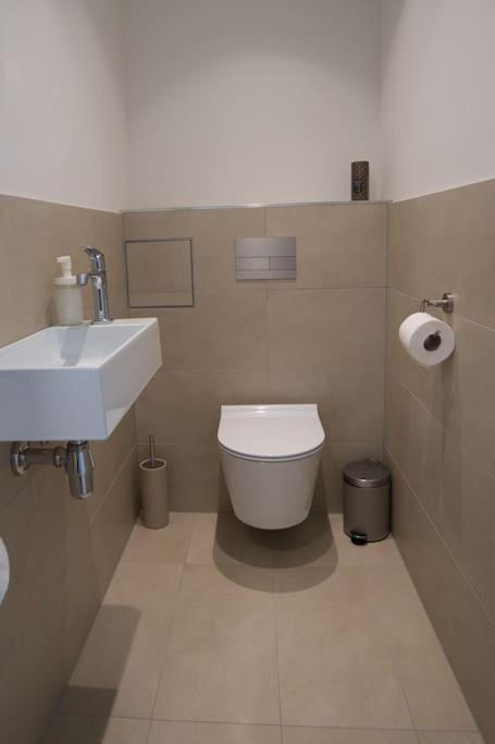 Modern Apartment Near Stadtpark Виена Екстериор снимка