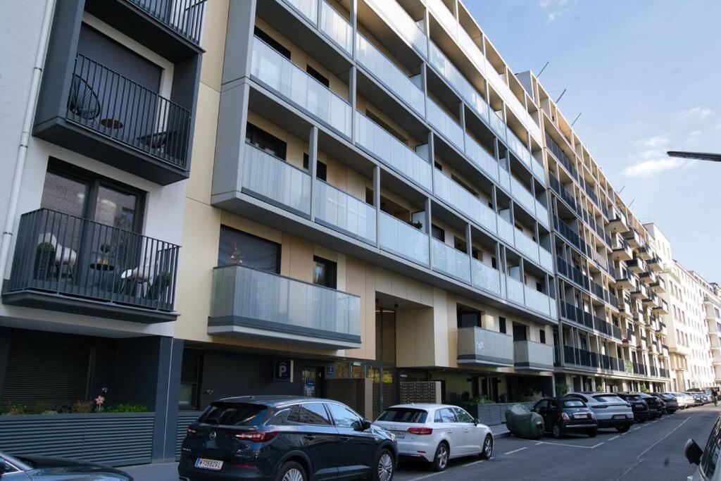 Modern Apartment Near Stadtpark Виена Екстериор снимка